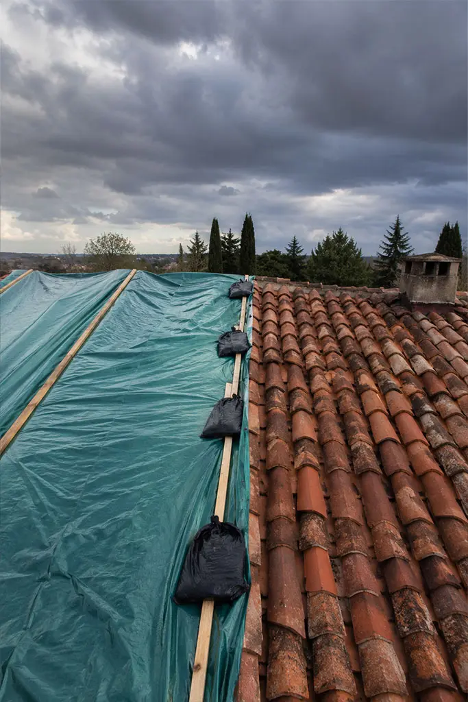 Bâche de protection posée en urgence sur une toiture dans les Alpes-Maritimes