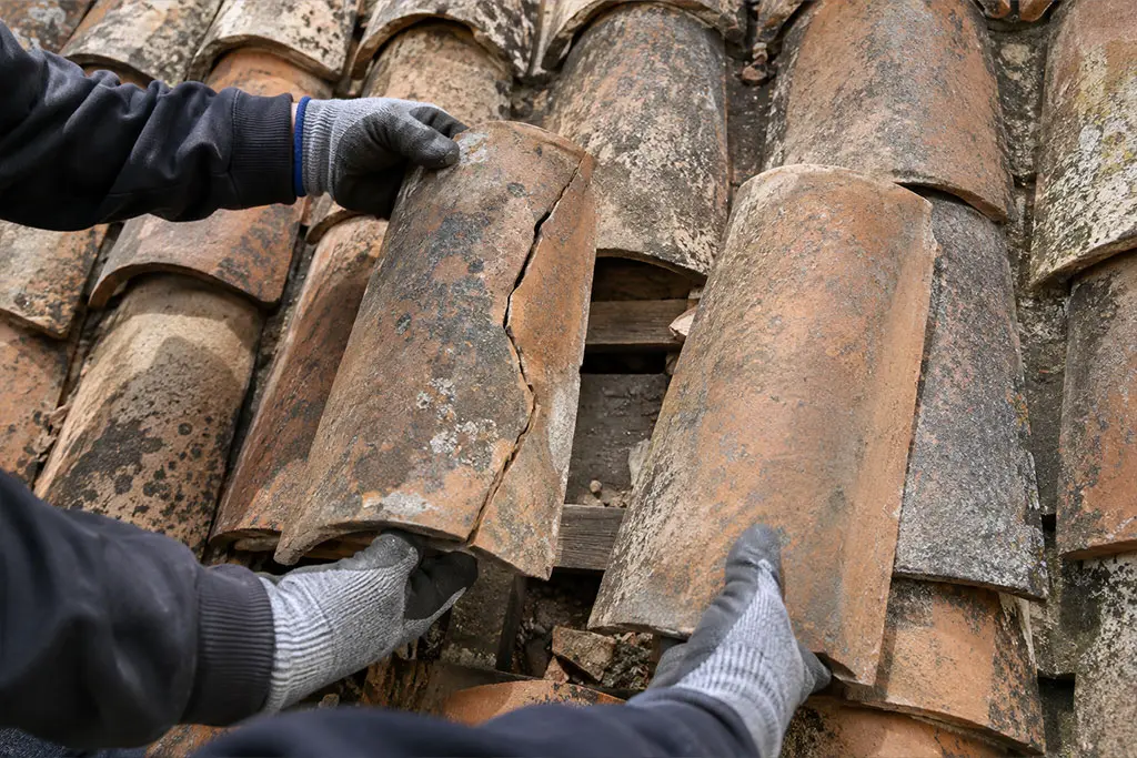Remplacement de tuiles cassées sur une toiture par un couvreur du 06