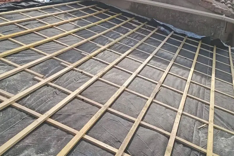 Rénovation de toiture en tuiles par un couvreur dans les Alpes-Maritimes