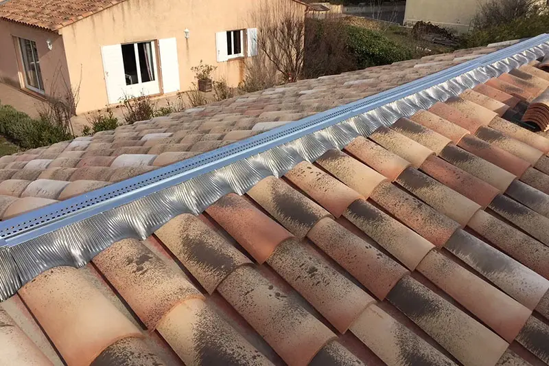 Rénovation de zinguerie et pose de gouttières par un couvreur-zingueur dans le 06